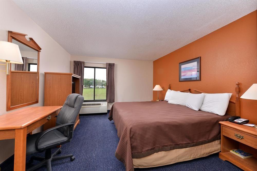 Red Roof Inn & Suites Austin East - Manor Extérieur photo